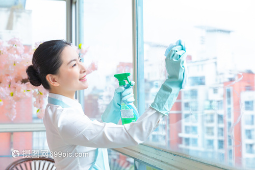 家政保洁中如何高效清洁窗户？这些技巧让你省时又省力
