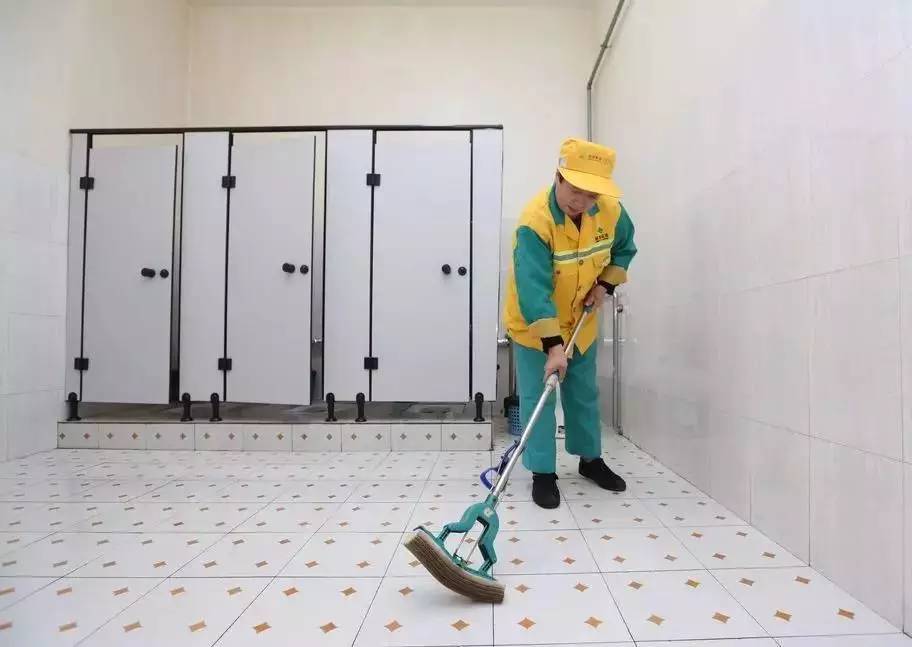 当公厕偶遇女保洁 一阵恐慌之后，我们应如何回归平常心？